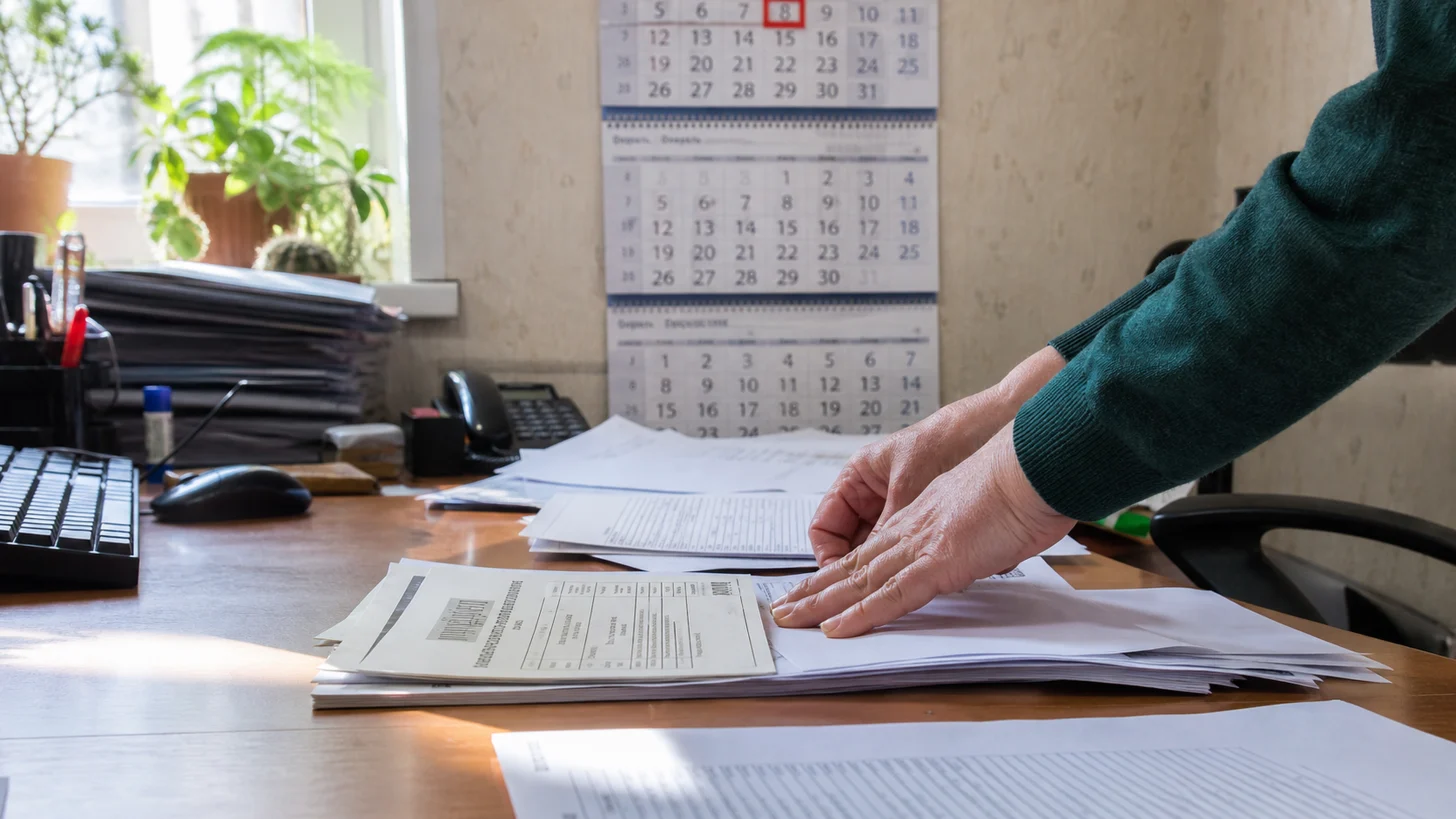 Документы на столе — кейс в работе, цифры пока на согласовании